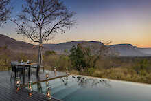 Außenbereich der Marataba Mountain Lodge mit Sitzgelegenheiten und Blick zum Gebirge