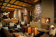 Marataba Mountain Lodge Lounge mit Sofas und Teelichtern mit gemütlicher Beleuchtung