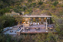 Blick von oben auf die Marataba Mountain Lodge mit Sitzgelegenheiten und Tische zum Essen und Tischen