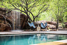 Pool im Außenbereich der Marataba Mountain Lodge mit Sitzgelegenheiten im Grünen