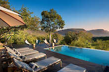 Pool im Außenbereich der Marataba Mountain Lodge mit Sitzgelegenheiten und Bergblick