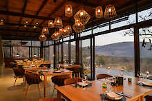 Restaurant der Marataba Mountain Lodge mit gemütlicher Beleuchtung und Blick zum Gebirge