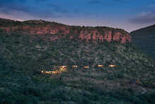 Blick von weitem auf die Marataba Mountain Lodge