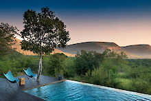 Pool im Außenbereich der Marataba Mountain Lodge mit Sitzgelegenheiten und Bergblick