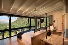 Zimmereinrichtung der Marataba Mountain Lodge mit Doppelbett und großem Fenster mit Bergblick