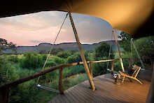 Außenbereich der Marataba Safari Lodge mit Blick zum Tafelberg