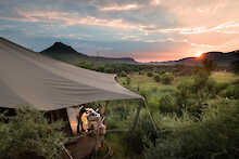 Blick auf den Berg und ins Grüne von Marataba Safari Lodge