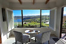 Elephant Hide of Knysna Guest Lodge Lounge mit Sitzgelegenheiten und Blick aus dem Fenster