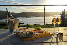 Elephant Hide of Knysna Guest Lodge Sekt mit Käseplatte und Blick auf Knysna Lagune