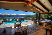 Elephant Hide of Knysna Guest Lodge Lounge mit Blick auf Pool Terrasse