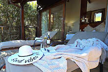 Elephant Hide of Knysna Guest Lodge Terrasse mit Sonnenliegen Wein und einem Buch