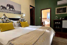 Elephant Hide of Knysna Guest Lodge Doppelbett im Schlafzimmer