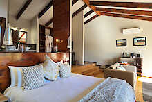 Elephant Hide of Knysna Guest Lodge Wohneinheit mit Doppelbett und Blick zum Bad