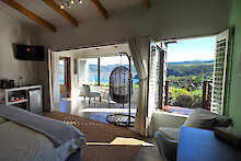 Elephant Hide of Knysna Guest Lodge Schlafzimmer mit Blick auf Terrasse