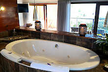 Elephant Hide of Knysna Guest Lodge Badewanne mit Blick ins Zimmer