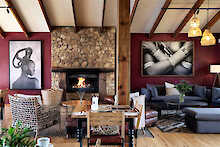 Elephant Hide of Knysna Guest Lodge Lounge mit Blick zum Kamin