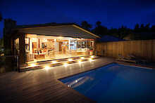 Elephant Hide of Knysna Guest Lodge Pool Terrasse mit Blick zur Main Lounge