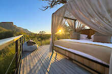 Luxuriöser Doppelbett im Außenbereich der Marataba Thabamet Treehouse mit Blick auf den Sonnenuntergang