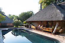 Pool mit Sitzgelegenheiten der Blyde River Canyon Lodge