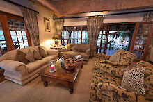 Lounge der Blyde River Canyon Lodge mit Sofas und gemütlicher Beleuchtung