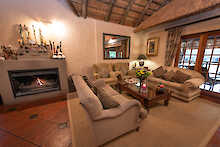 Lounge der Blyde River Canyon Lodge mit Sofas und Kamin mit dekorativen Elementen