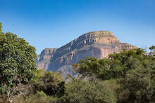 Das Naturgebiet der Blyde River Canyon Lodge mit Bergen im Hintergrund