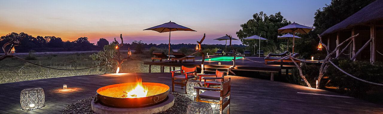 Feuerlager mit Sitzgelegenheiten im Außenbereich der Chikunto Safari Lodge