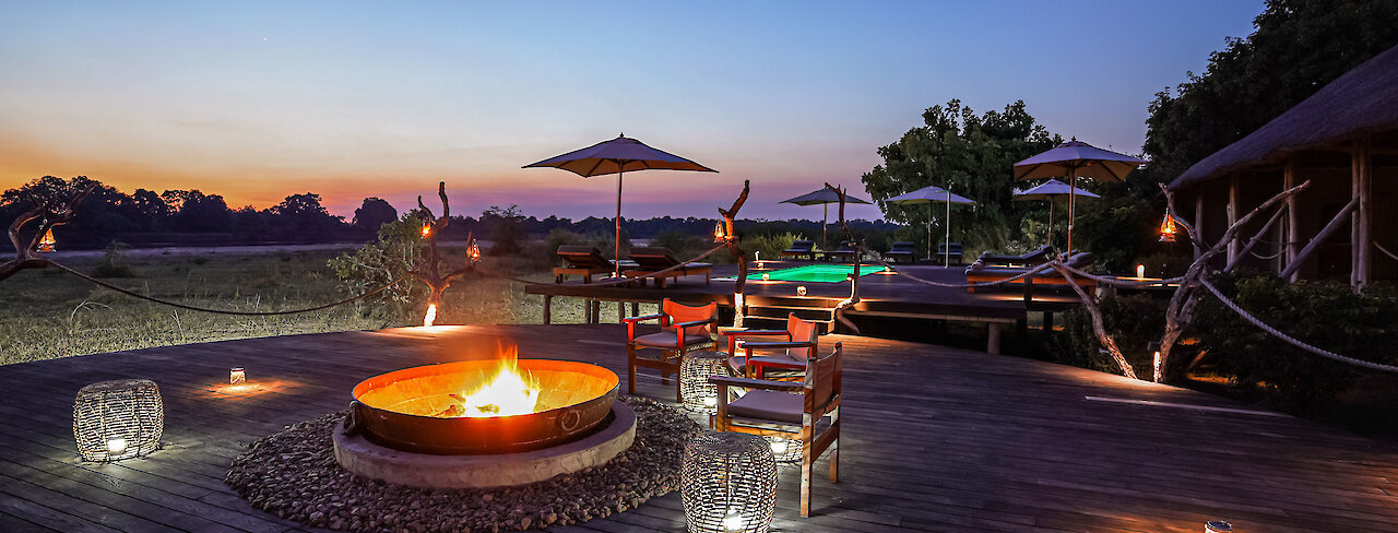 Feuerlager mit Sitzgelegenheiten im Außenbereich der Chikunto Safari Lodge