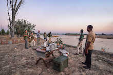 Getränkestand im Außenbereich der Chikunto Safari Lodge