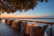 Chobe Game Lodge Terrasse mit Blick auf Chobe bei Kerzenschein