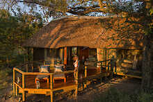 Balkon des Zimmers der Camp Moremi mit Liegestühle