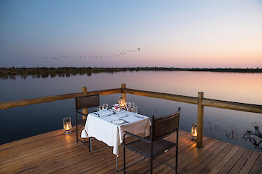 Abendessen im Außenbereich der Xugana Island Lodge mit Blick zum See