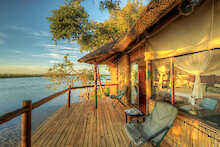 Balkon des Schlafzimmers der Xugana Island Lodge mit Blick zum See