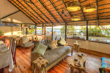 Lounge der Xugana Island Lodge mit Sofas und Esstisch