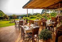 Simba Farm Lodge Terrasse mit gedeckten Tischen