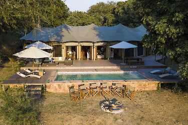 Flatdogs Camp South Luangwa Nationalpark, Chalet mit Pool Vogelperspektive