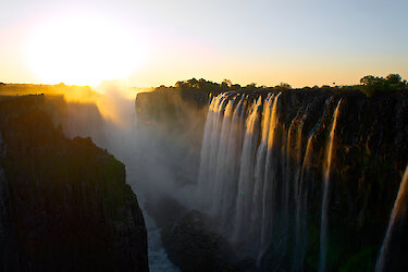 Die Viktoria-Wasserfälle im Sonnenuntergang