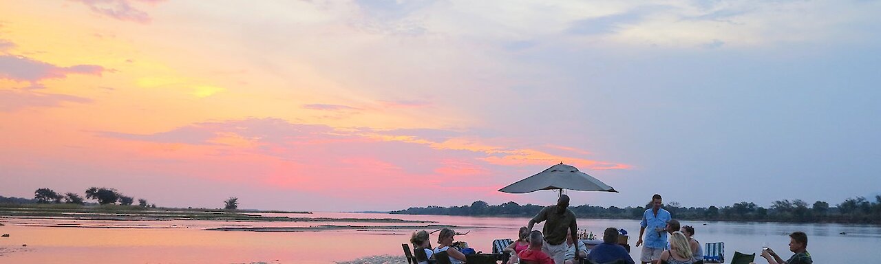 Baines River Camp Sambia -Sundowner am Ufer des Lower Zambezi