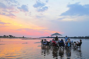 Baines River Camp Sambia -Sundowner am Ufer des Lower Zambezi