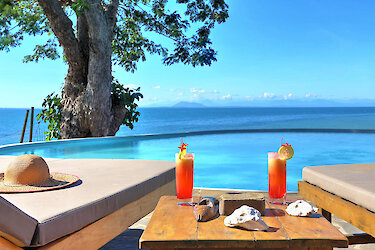 Cocktails am Pool genießen mit einem herrlichen Blick auf das Meer