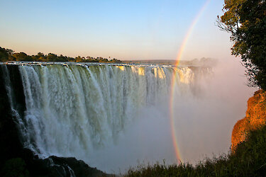 Regenbogen inmitten der Victoria-Fälle