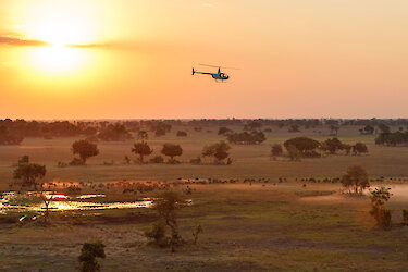 Helikopterrundflug über das Okavangodelta bei Sonnenuntergang