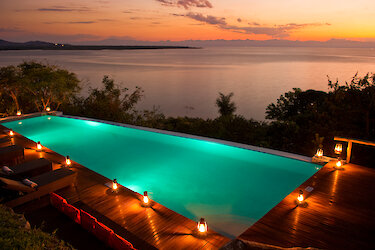 Pumulani Lodge Pool mit Blick auf Malawisee zum Sonnenuntergang