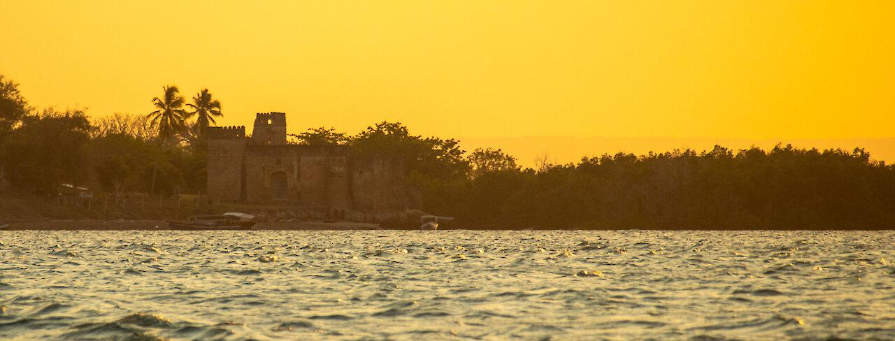 Das Fort von Kilwa Kisiwani im Sonnenuntergang