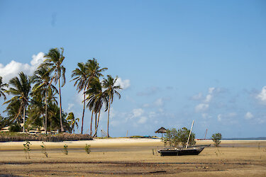Strand auf Mafia bei Ebbe