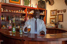 Barman Charles Welcomes im Bayete Bar