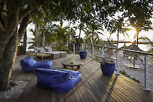 Sonnendeck der Strandbar mit Sitzsäcken