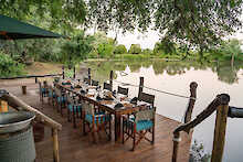 Kanga Expeditions Camp Mahlzeit am riesigen Wasserloch