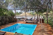 Kanga Expeditions Camp Pool und Feuerstelle am Wasserloch