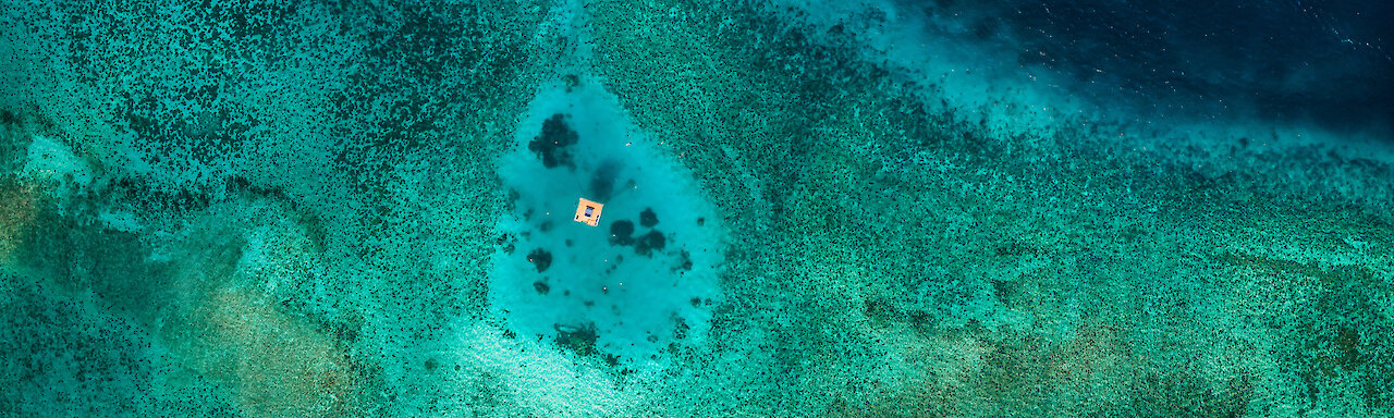 Luftaufnahme des Unterwasserzimmers mitten im Meer